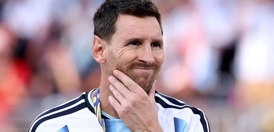 Jugador con camiseta de Argentina y medalla al cuello