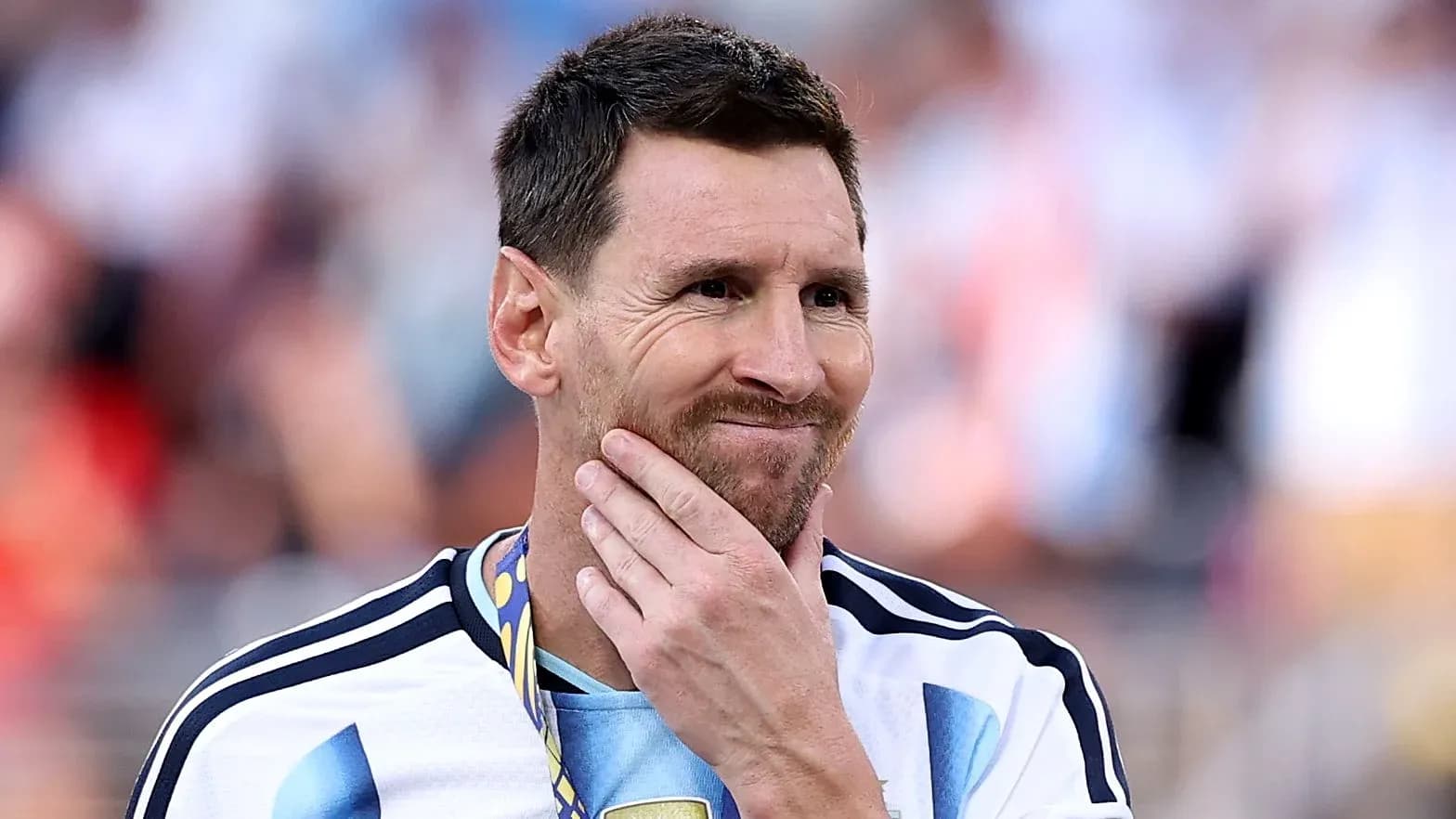 Jugador con camiseta de Argentina y medalla al cuello