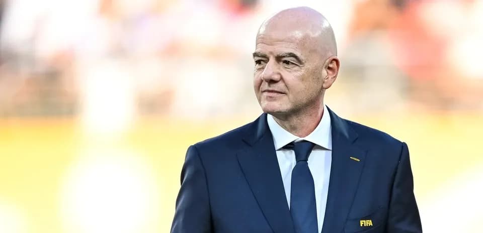 Hombre con traje de FIFA en evento deportivo