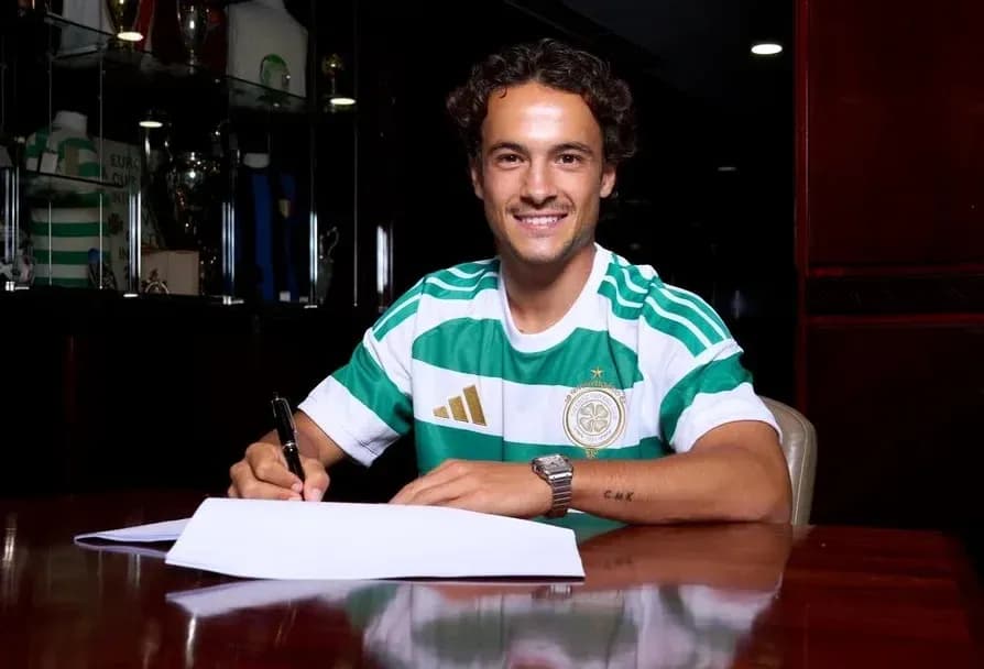 Jugador firmando contrato en camiseta de Celtic