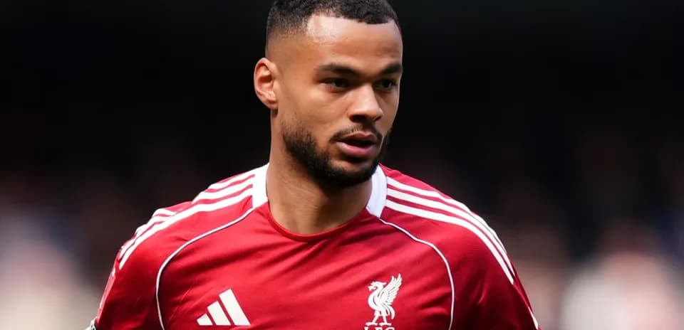 Jugador de Liverpool en uniforme rojo durante el partido