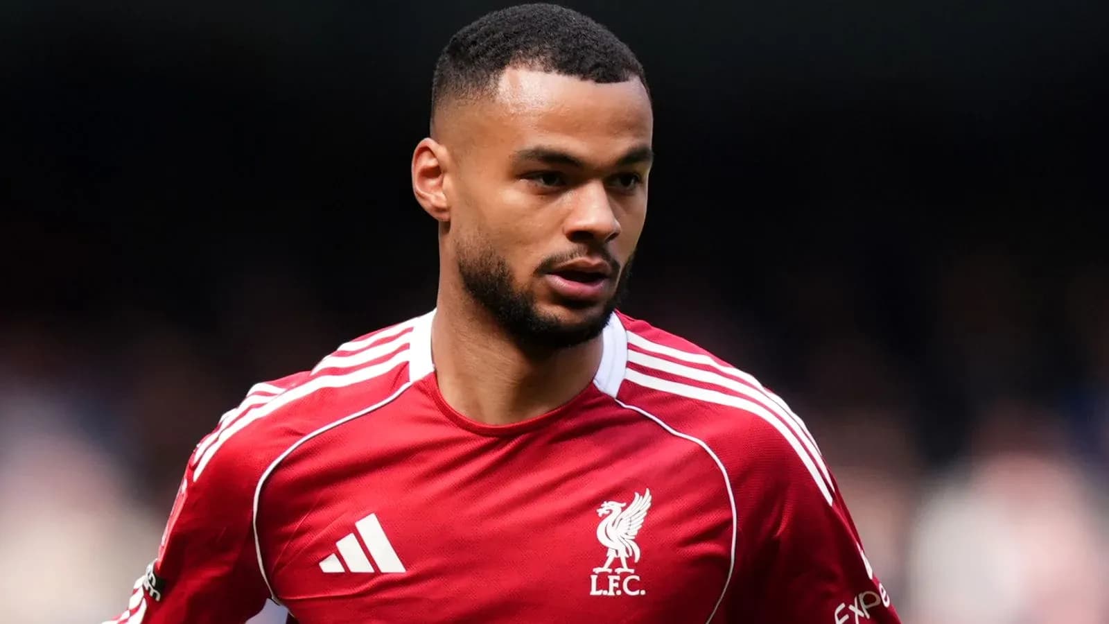 Jugador de Liverpool en uniforme rojo durante el partido