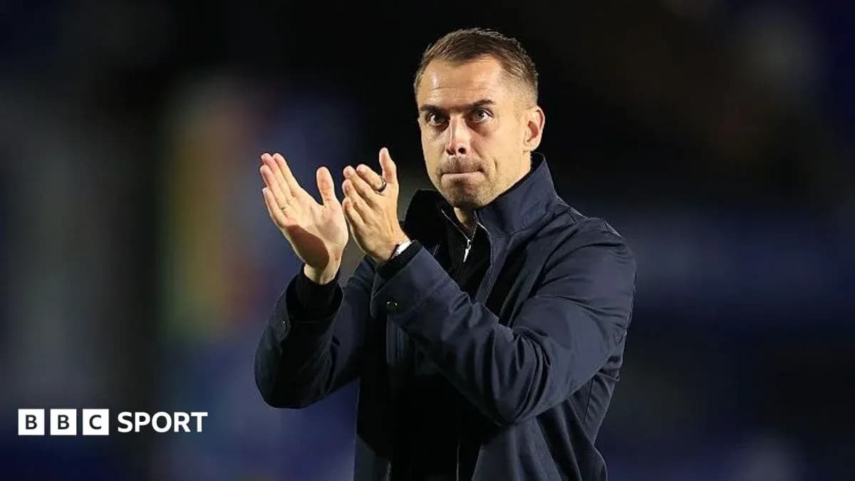 Entrenador aplaudiendo en el campo durante un partido