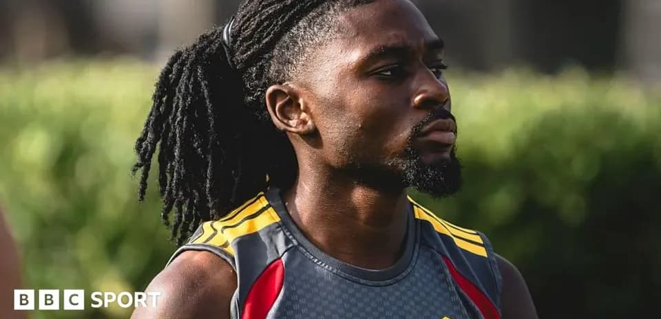 Jugador con camiseta de entrenamiento en el campo