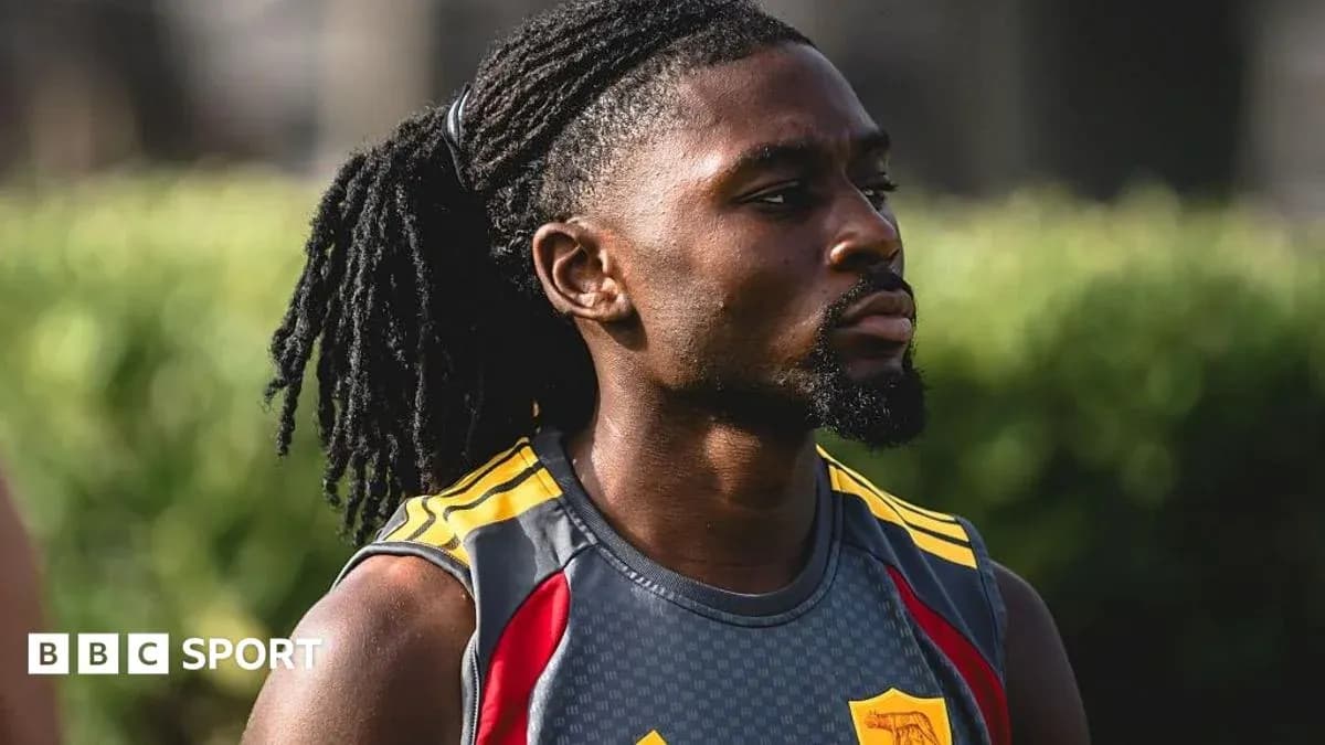 Jugador con camiseta de entrenamiento en el campo