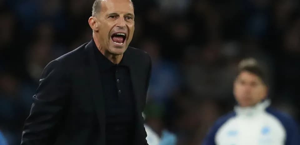 Entrenador dirigiendo a su equipo durante el partido