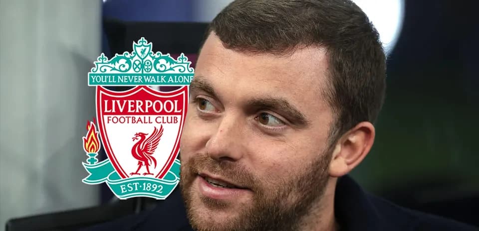 Hombre con logo de Liverpool en el fondo