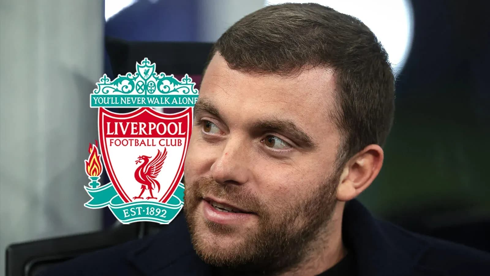 Hombre con logo de Liverpool en el fondo