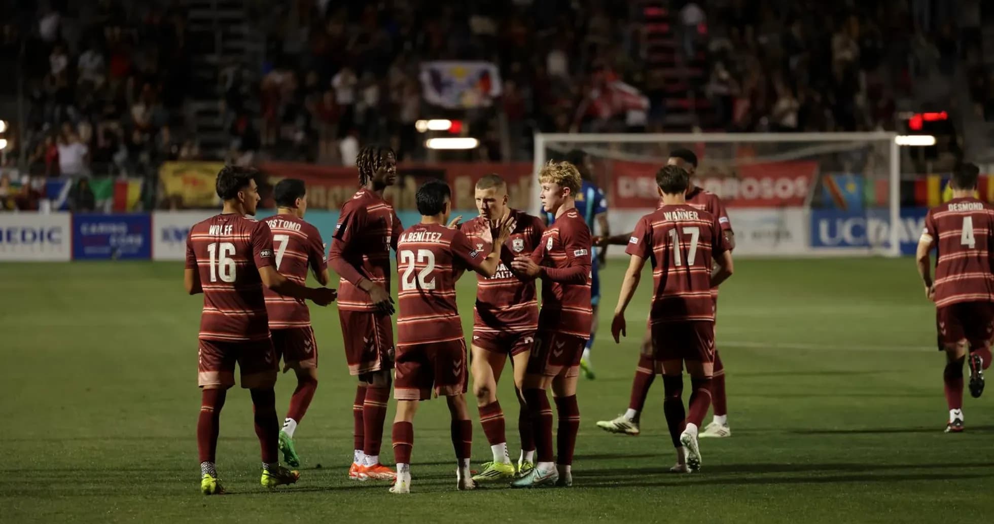 Jugadores celebrando un gol del Colorado Springs
