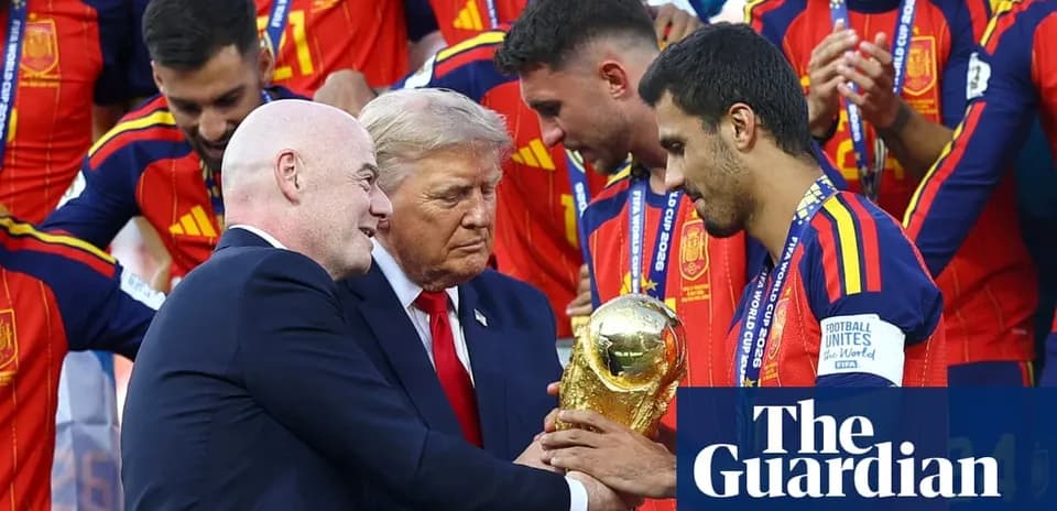 Entrega de la Copa del Mundo a España tras victoria