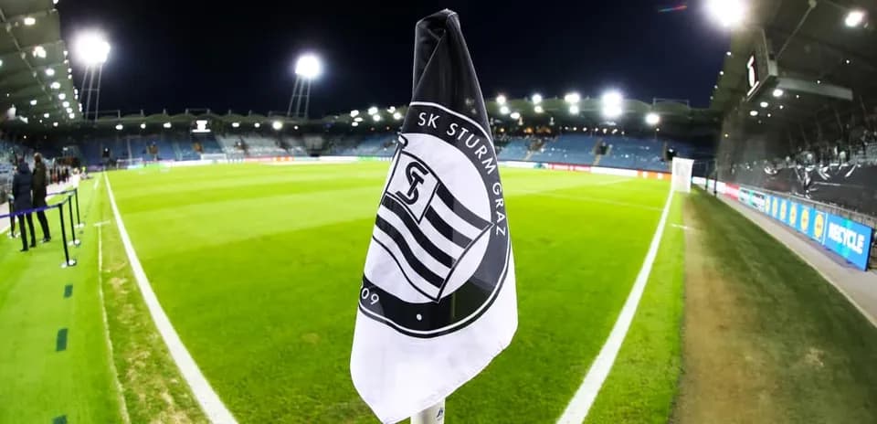 Bandera de SK Sturm Graz en el campo