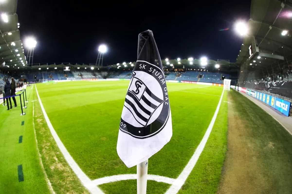 Bandera de SK Sturm Graz en el campo
