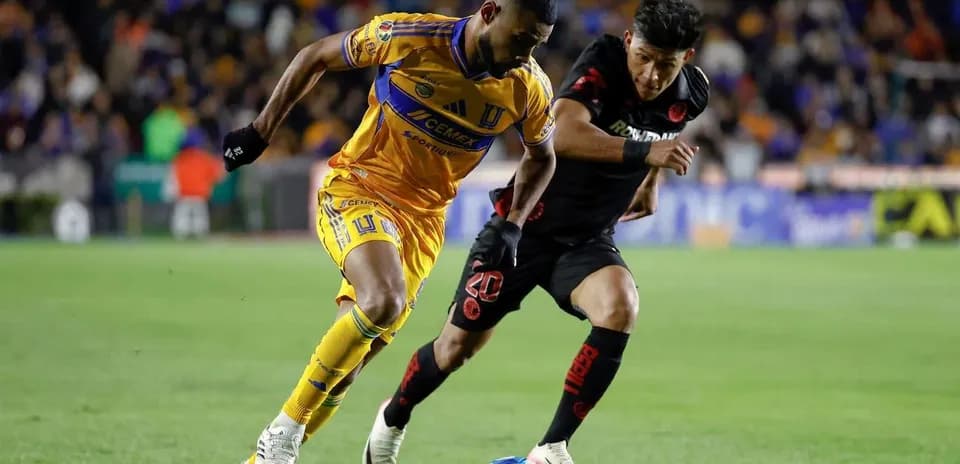 Jugadores de Tigres y Toluca en acción