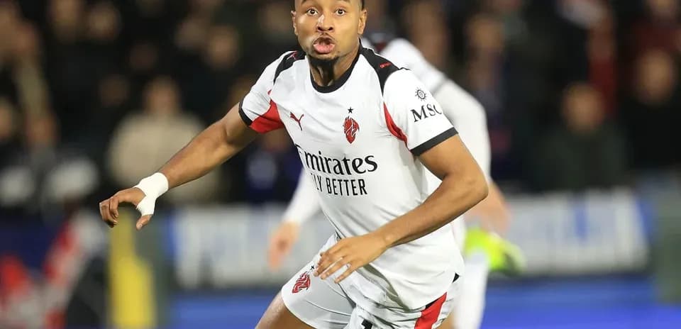 Jugador corriendo durante un partido de fútbol