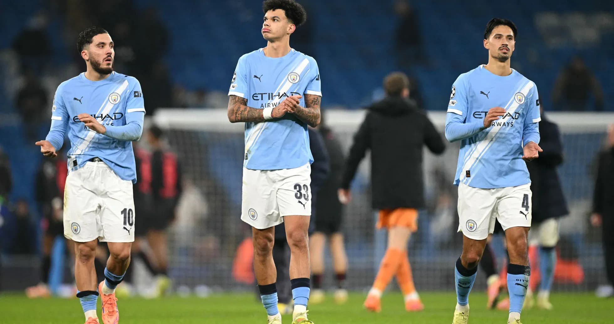 Jugadores de Manchester City aplaudiendo tras el partido
