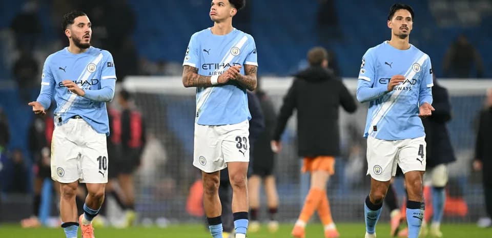 Jugadores de Manchester City aplaudiendo tras el partido