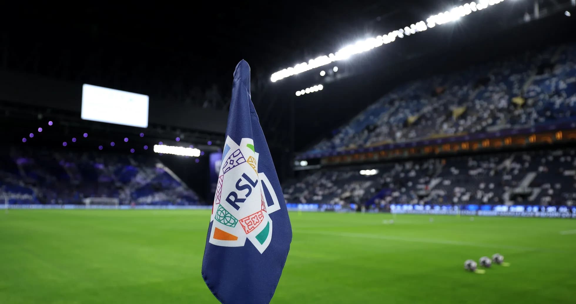 Esquina de campo con bandera de RSL en estadio