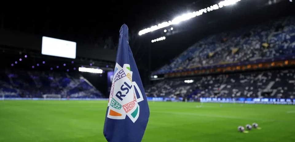 Esquina de campo con bandera de RSL en estadio