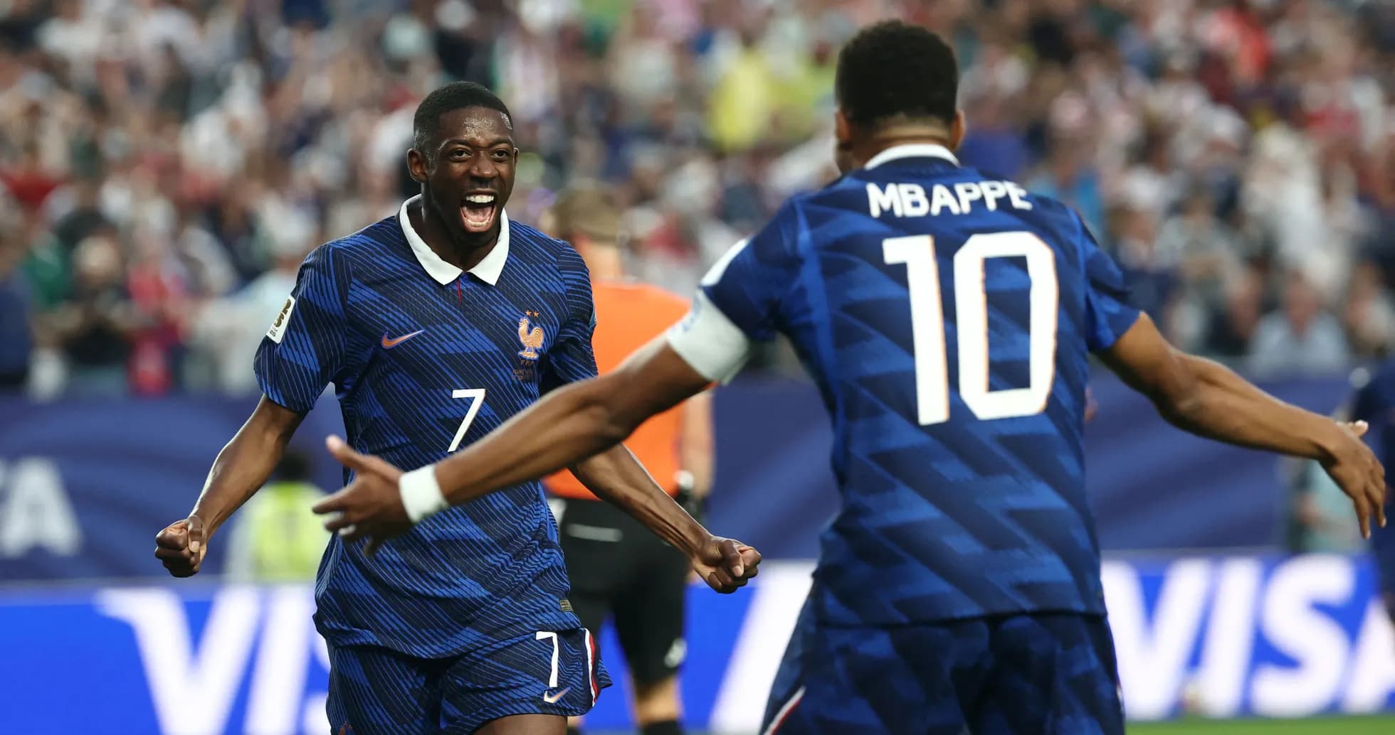 Ousmane Dembélé y Kylian Mbappé celebrando un gol