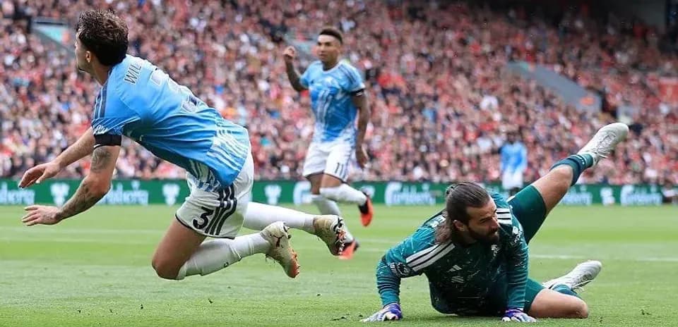Jugador cae tras intentar anotar frente al portero