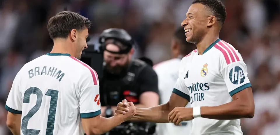 Brahim y Mbappé chocando los puños en el campo