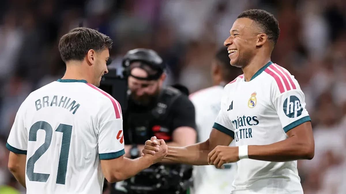 Brahim y Mbappé chocando los puños en el campo