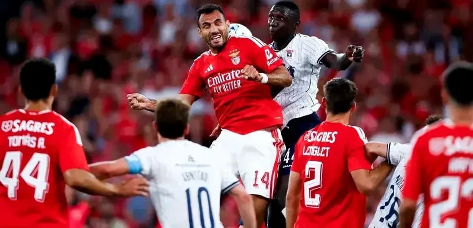 Jugadores luchando por el balón en el partido