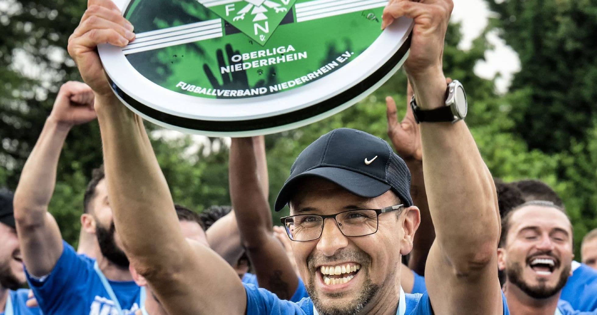 Celebración de un equipo con el trofeo de Oberliga