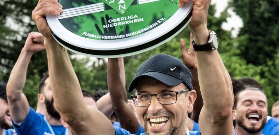 Celebración de un equipo con el trofeo de Oberliga