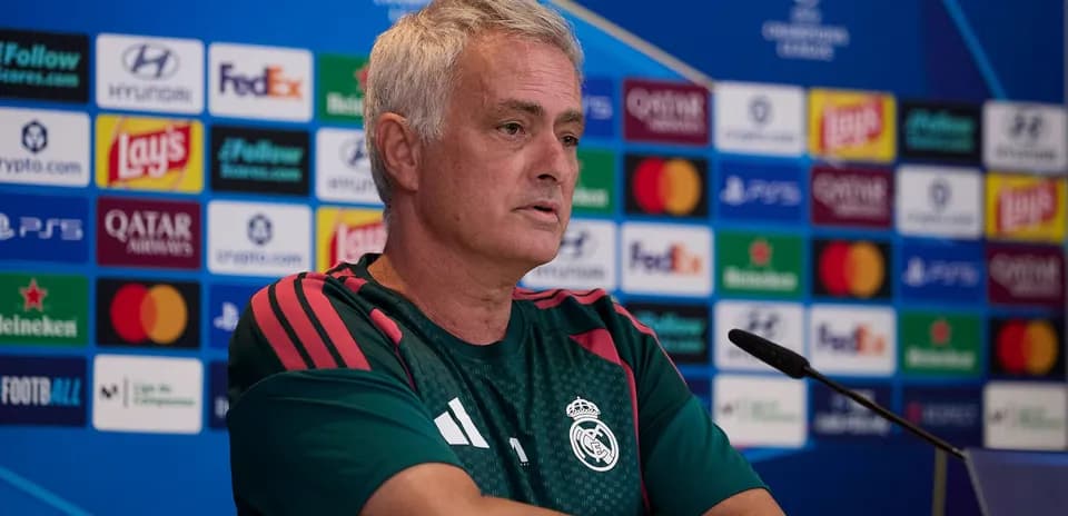 Entrenador en conferencia de prensa de la Champions League