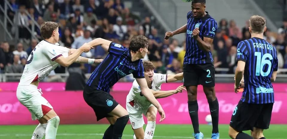Dos jugadores de Inter compiten por el balón