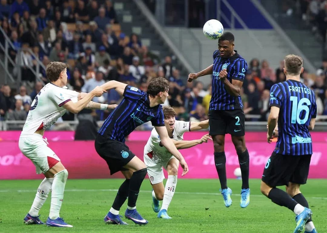 Dos jugadores de Inter compiten por el balón