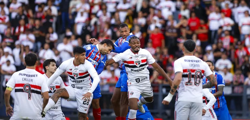 Jugadores de Bahia y Sao Paulo en acción