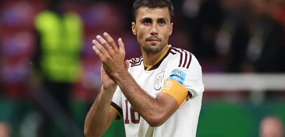 Jugador aplaudiendo tras el partido con España