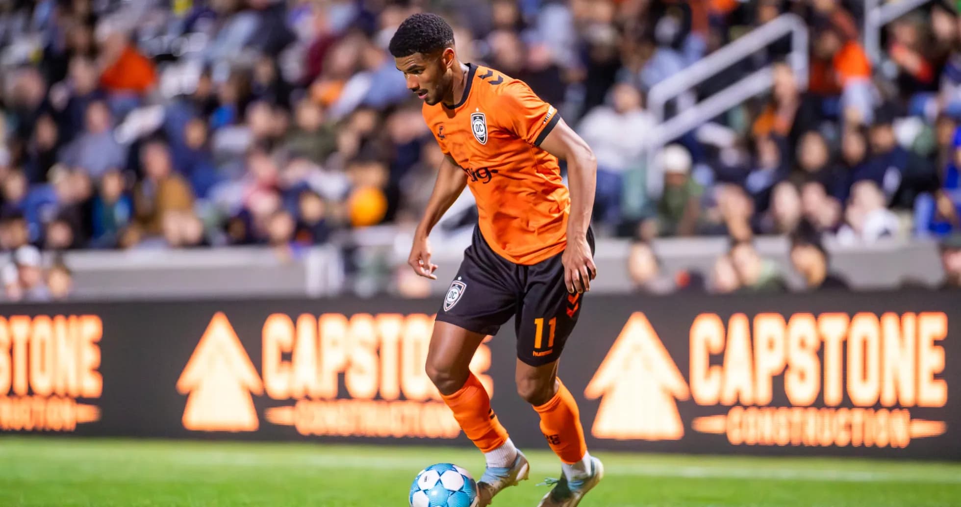 Jugador de Orange County SC controlando el balón