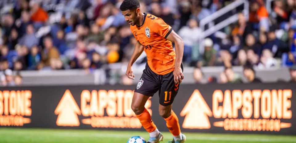 Jugador de Orange County SC controlando el balón