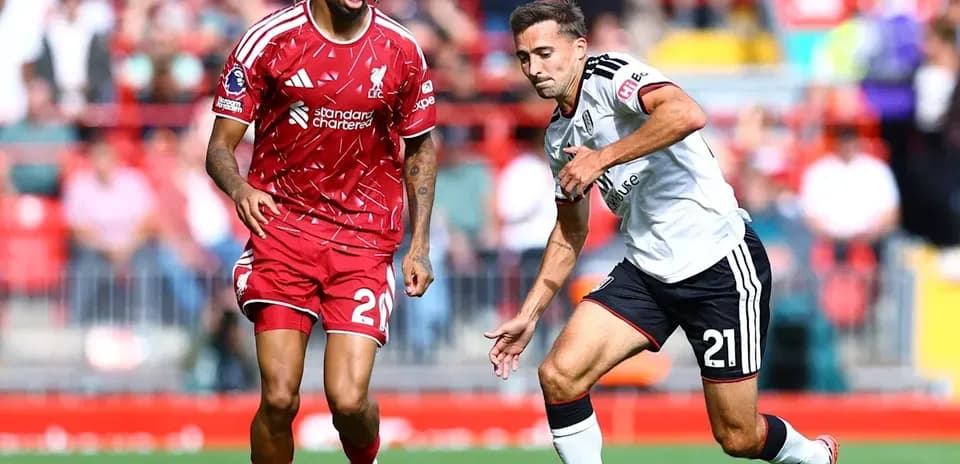 Jugadores de Liverpool y Fulham disputando el balón