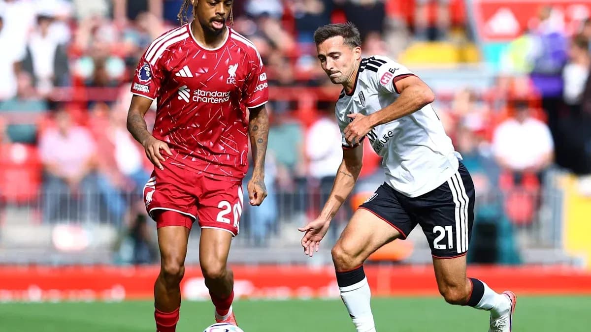 Jugadores de Liverpool y Fulham disputando el balón