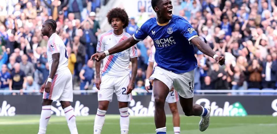 Jugador de Everton celebrando un gol en el partido