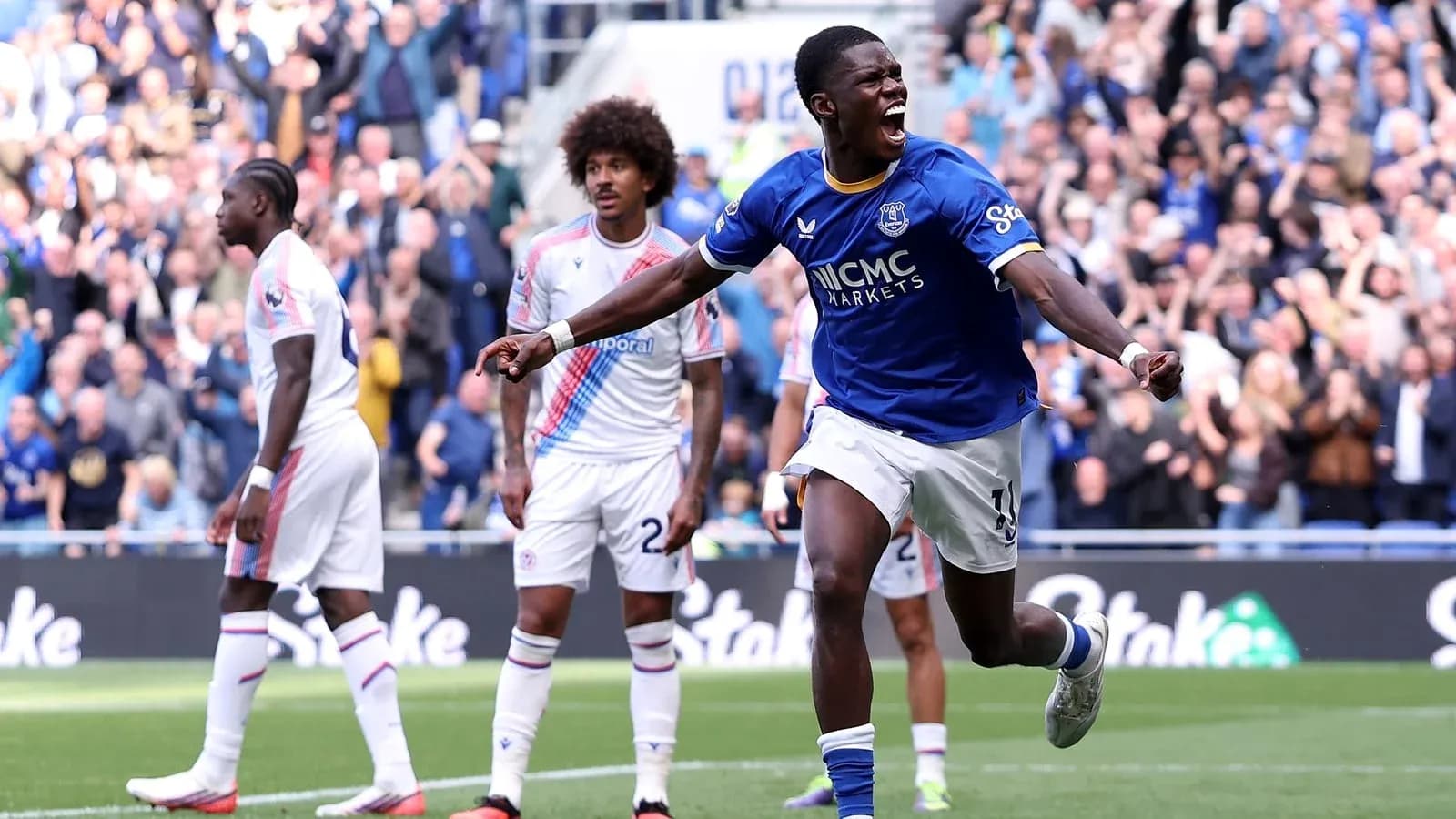 Jugador de Everton celebrando un gol en el partido
