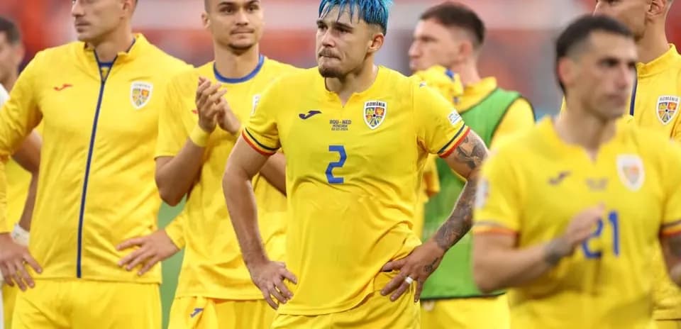 Jugadores de Rumania en uniforme amarillo después del partido
