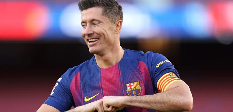 Jugador de Barcelona sonriendo en el campo
