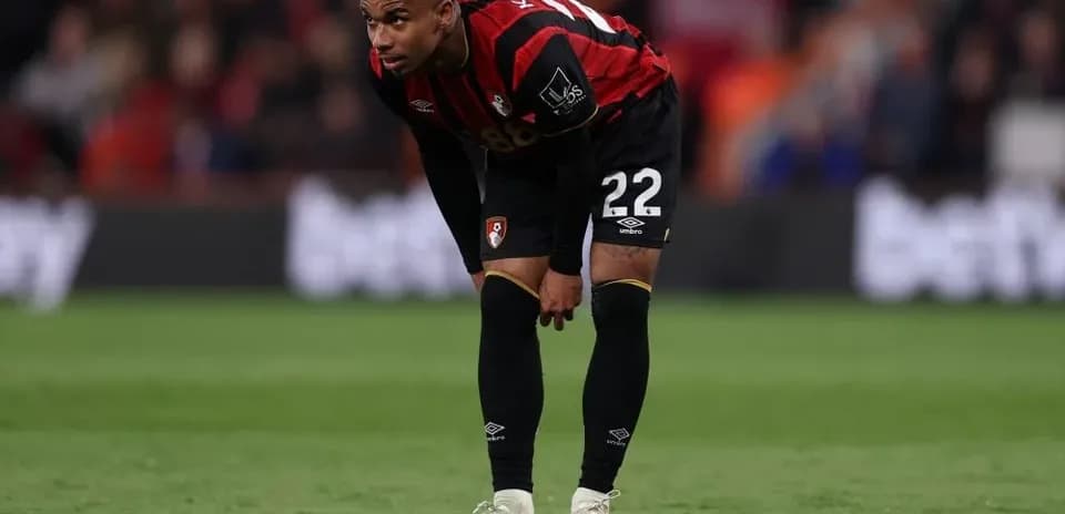Jugador de Bournemouth con el balón en el campo