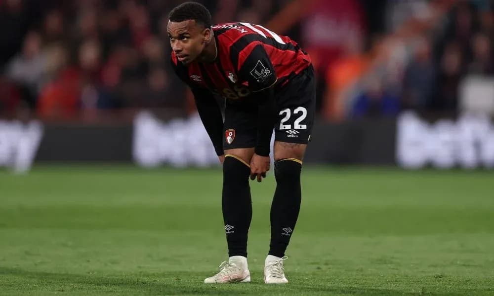 Jugador de Bournemouth con el balón en el campo