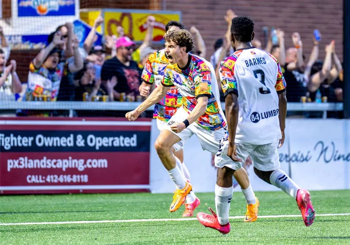 Jugadores del Pittsburgh Riverhounds celebrando un gol