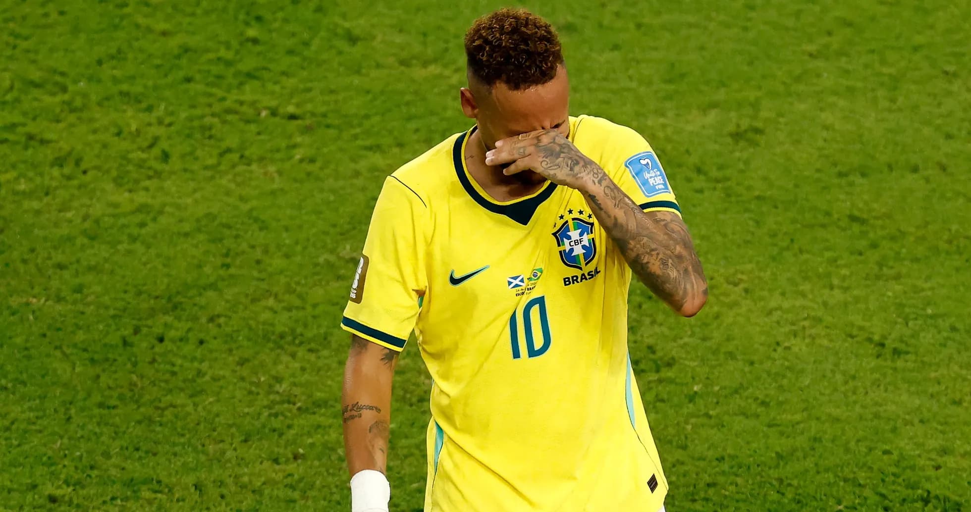 Jugador de Brasil con camiseta amarilla en el campo