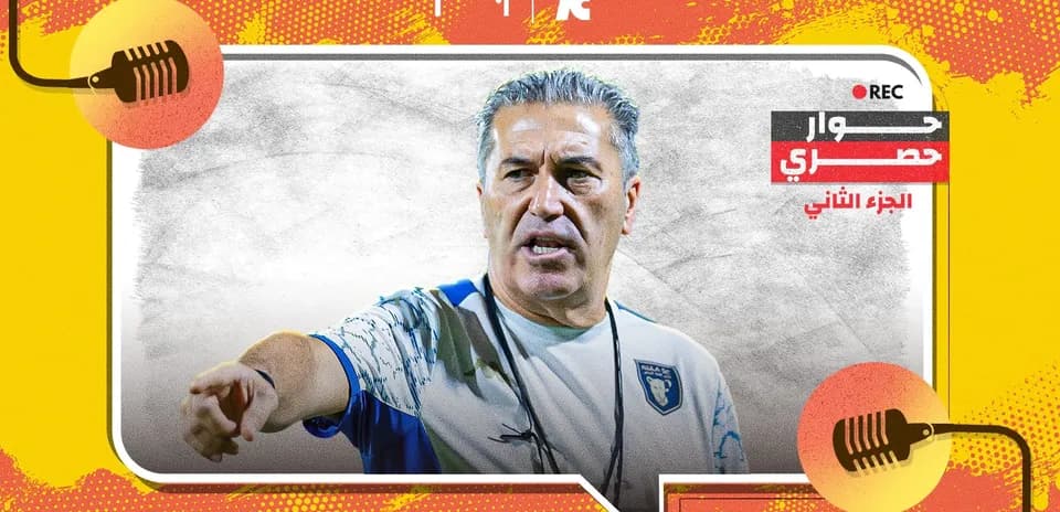 Entrenador hablando en una entrevista en estudio