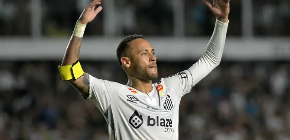 Jugador celebrando en el campo durante un partido