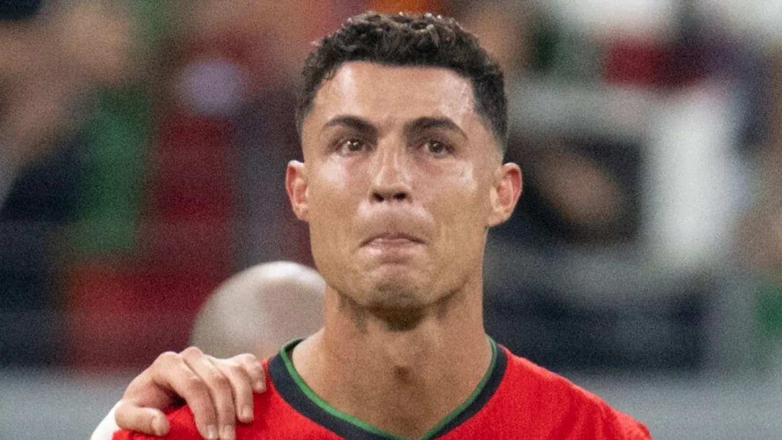 Jugador de Portugal en el campo tras el partido