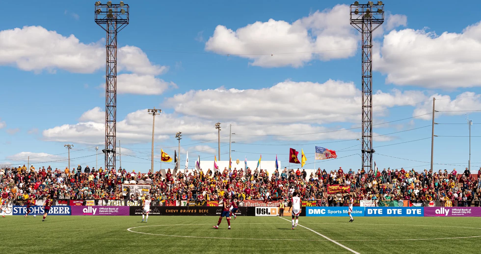 Aficionados de Detroit City en el partido